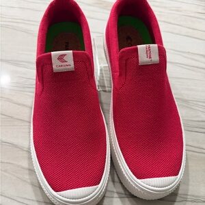 🩷 Cariuma x Pantone Viva Magenta Slip-On Sneakers